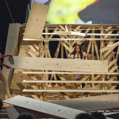 HIERARCHIEABBAU, Performance Beate Engl, Leonie Felle und Franka Kaßner , Kunstbau / Lenbachhaus, 2019, Foto © Hagen Keller
