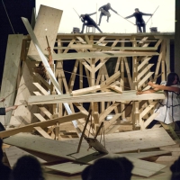 BRÜCKENKONSTRUKT, Performance Beate Engl, Leonie Felle und Franka Kaßner , Kunstbau / Lenbachhaus, 2019, Foto © Hagen Keller