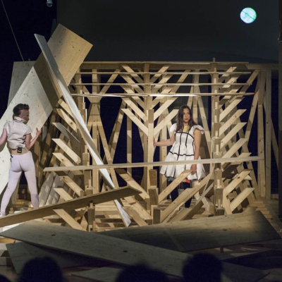 KAPITALISMUSTRIETT, Performance Beate Engl, Leonie Felle und Franka Kaßner , Kunstbau / Lenbachhaus, 2019, Foto © Hagen Keller