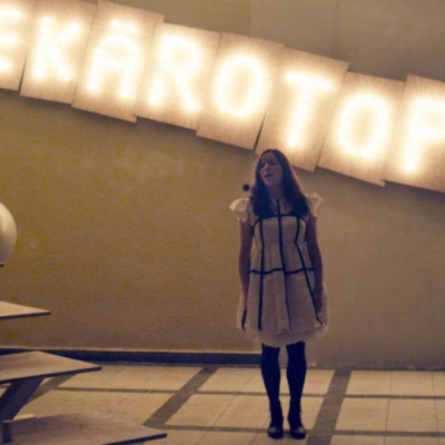 WELCOME TO PREKÄROTOPIA - Poupée, Livecam©Adrian Campean, 2020