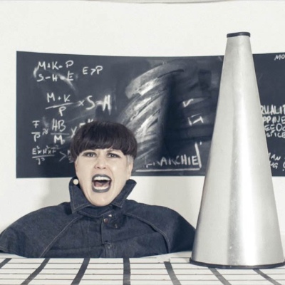 MAD AS HELL - Speaker im Diorama, Livecam©Adrian Campean, 2020