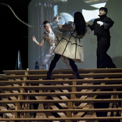 Performance WIR SCHLEIFEN DIE KUGEL RUND, Kunstbau / Lenbachhaus, 2019, Foto © Margit Memminger