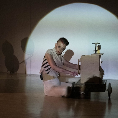 Trickster (Franka Kaßner) mit Drehorgel, Performance, Kunstbau / Lenbachhaus, 2019, Foto © Simone Gainsheimer