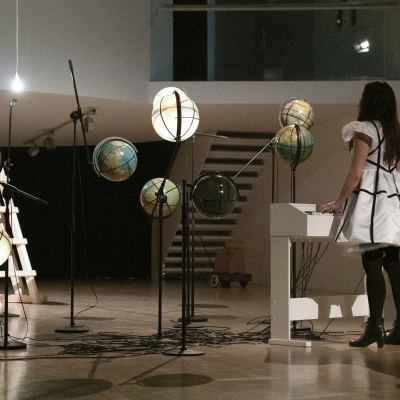 Poupée an der Globenorgel, Performance im Kunstbau / Lenbachhaus München, 2019, Foto © Simone Gainsheimer