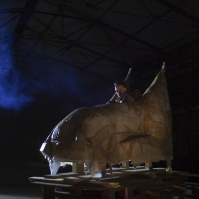 Franka Kaßner als Trickster mit Broiler,  Making of Prekärotopia FILM, Foto © Hagen Keller, 2019