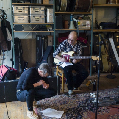 Aufnahme  WARUM HABT IHR MICH NICHT GEFRAGT, Gitarre: Hagen Keller, Fafisa, Making of Prekärotopia SOUND,  2019 © Engl, Felle, Kaßner