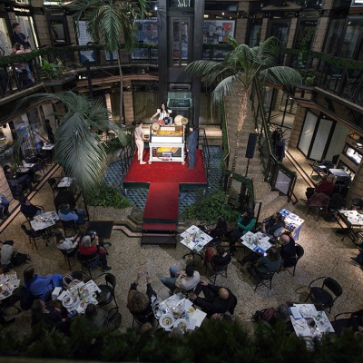 Performance mit PREKÄROTOPIC, Palmengarten Luitpoldblock, München, 2022, Foto © Thomas Rösing